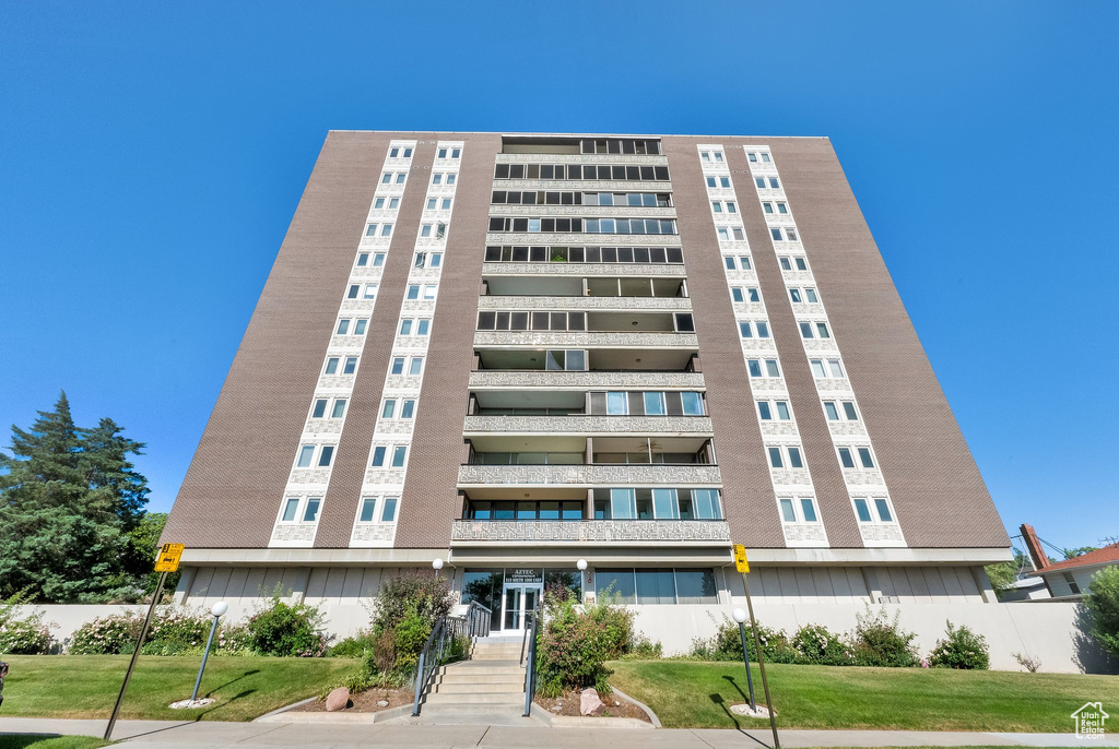 View of apartment building / complex