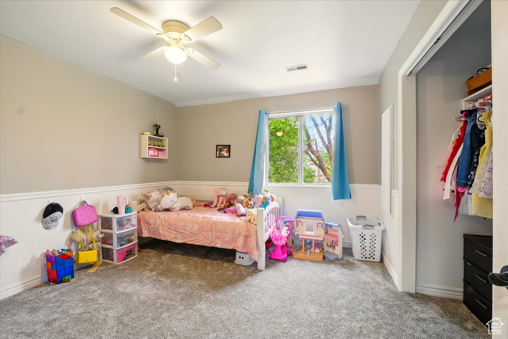 Bedroom featuring carpet flooring, a ceiling fan, and a closet