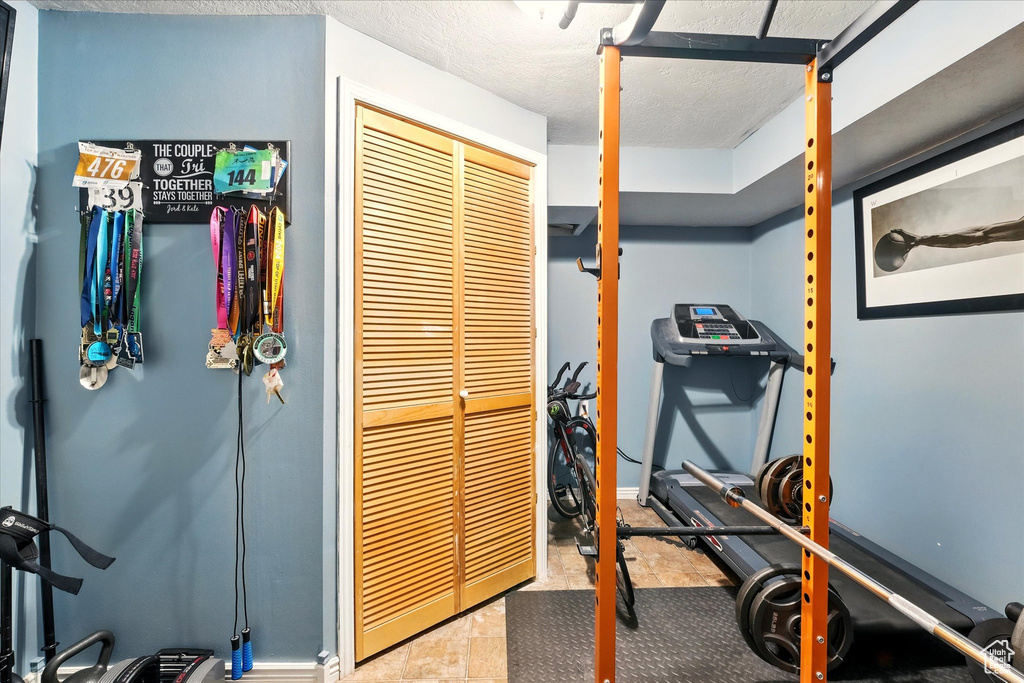 Exercise room with a textured ceiling