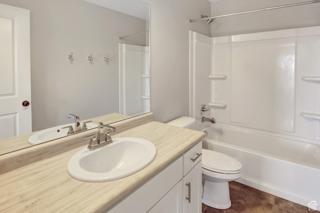 Bathroom with vanity and washtub / shower combination