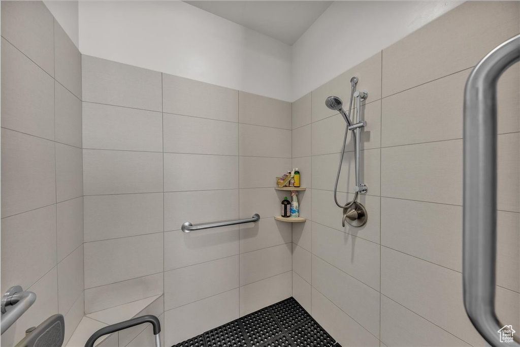 Bathroom featuring a tile shower