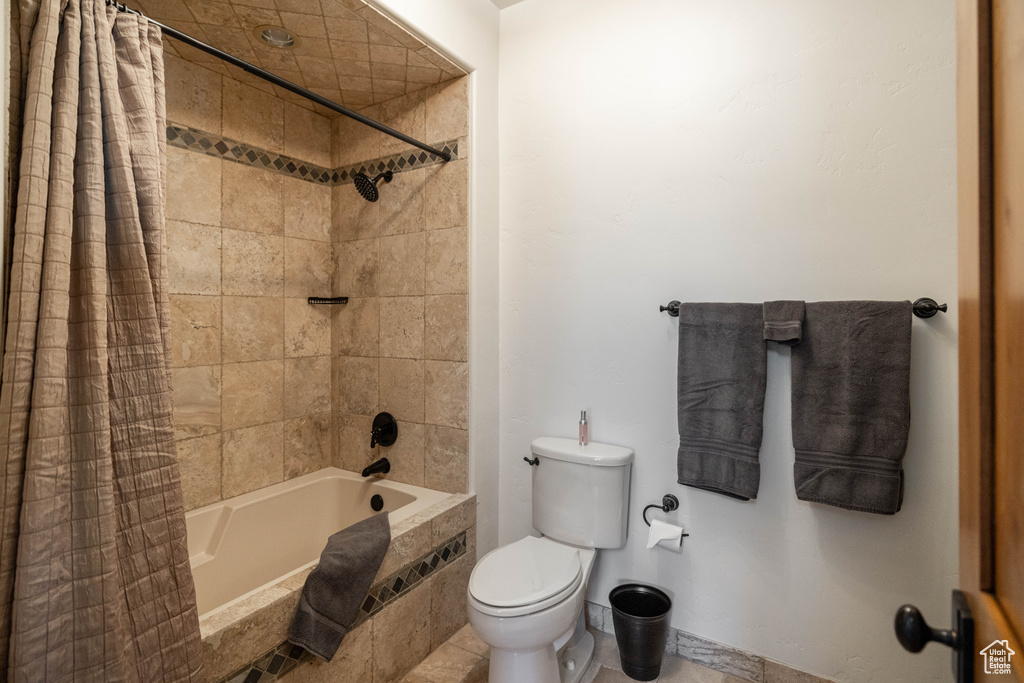 Full bathroom featuring shower / bath combo and toilet