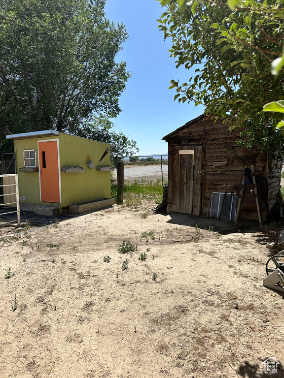 View of yard featuring a storage shed