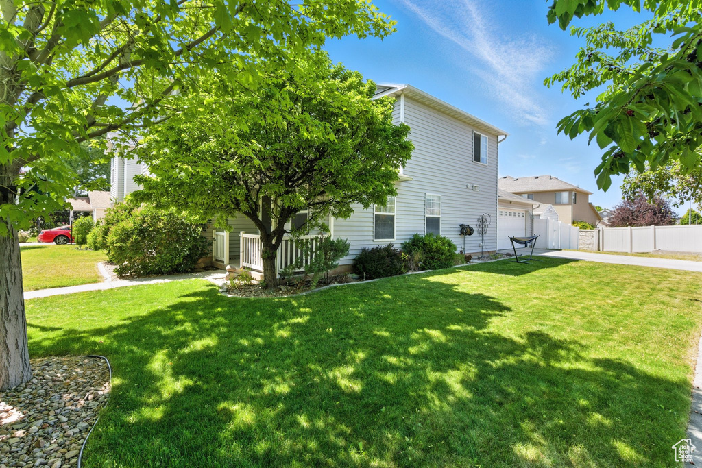 View of front facade with driveway and an attached garage