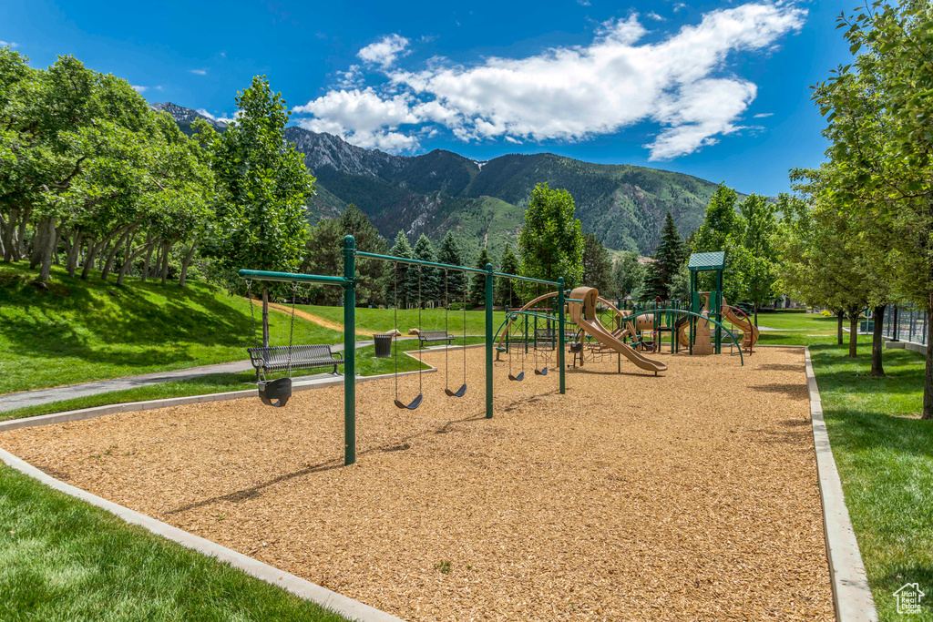 View of property\\\'s community with a lawn and a mountain view