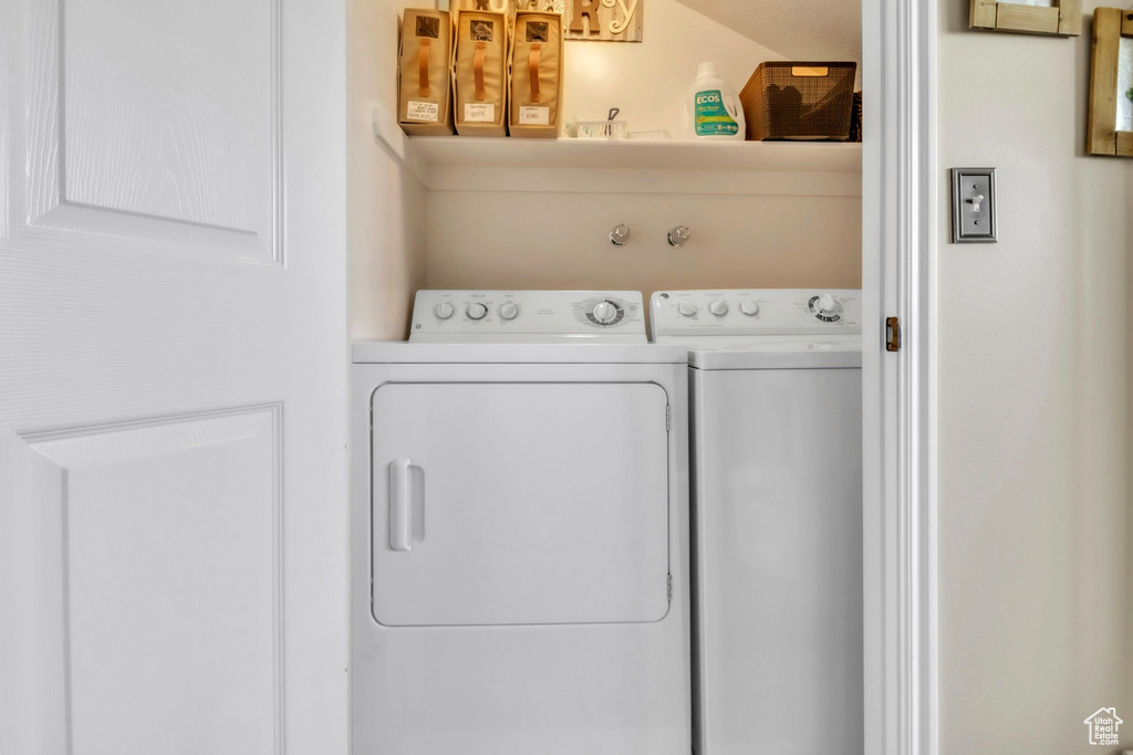 Washroom with independent washer and dryer