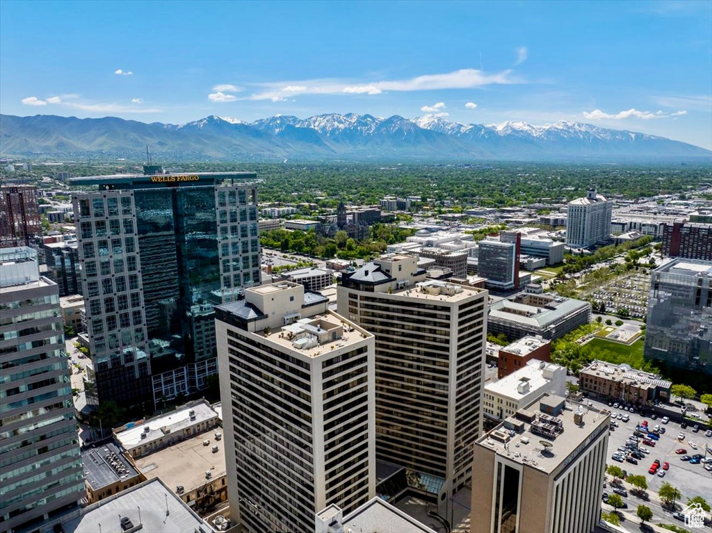 City view featuring a mountainous background
