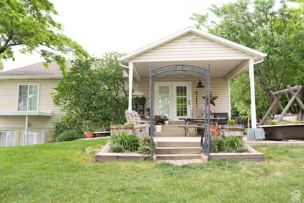 View of front facade with a front yard