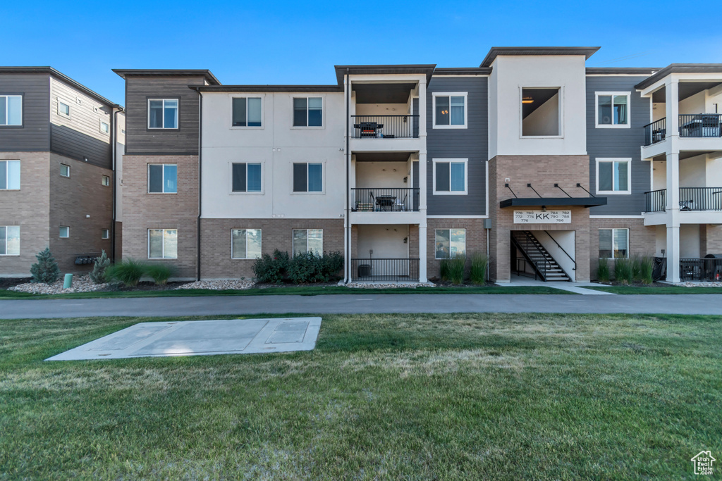 View of apartment building / complex