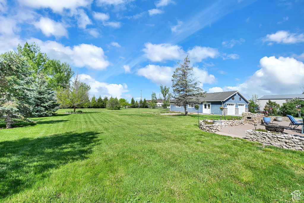 View of grassy yard