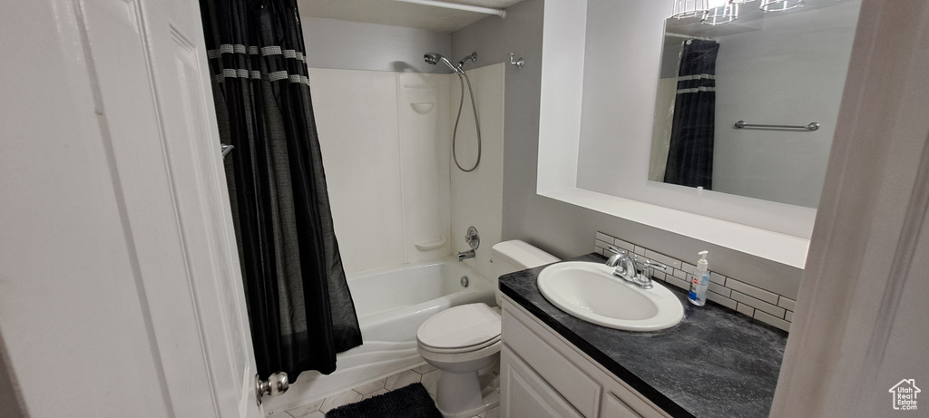 Bathroom with vanity and shower / bathtub combination with curtain