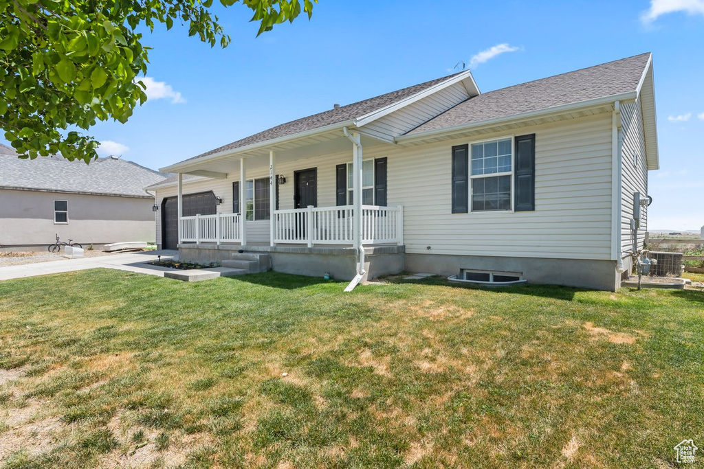 Ranch-style house featuring a porch, a front lawn, and a shingled roof