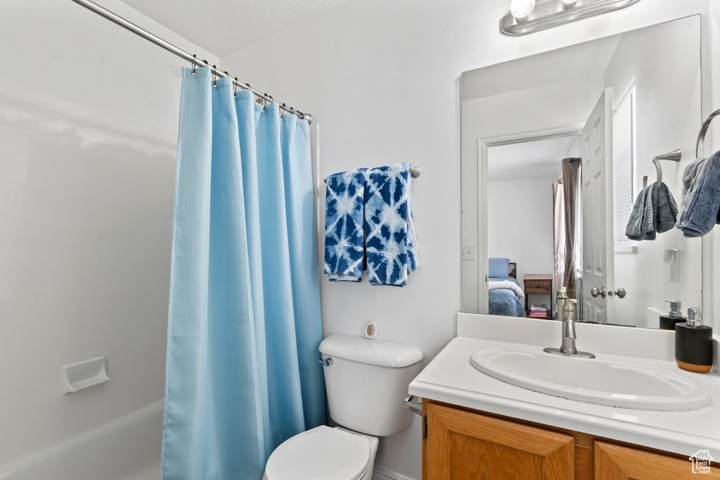 Ensuite bathroom with vanity and shower / bath combo with shower curtain