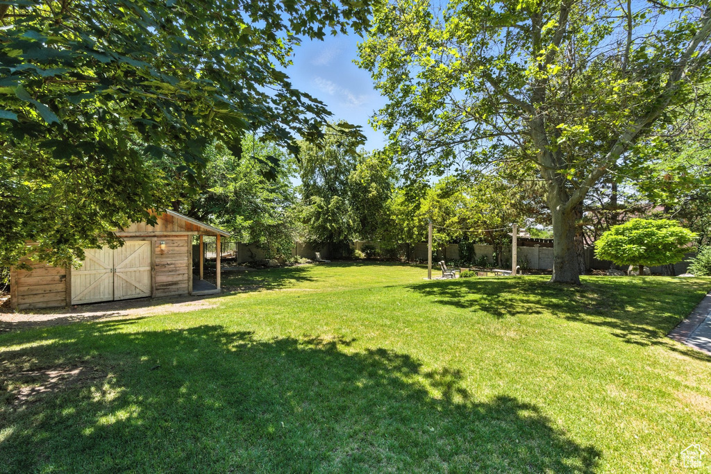 View of yard featuring an outbuilding