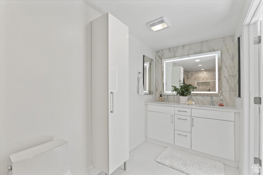 Bathroom with toilet and double vanity