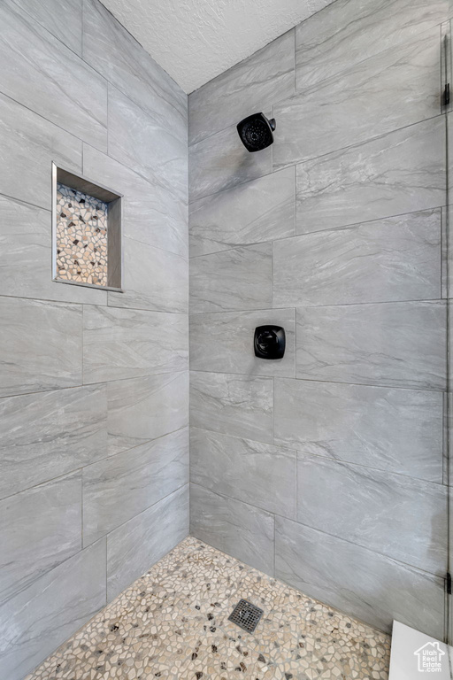 Full bathroom featuring a tile shower
