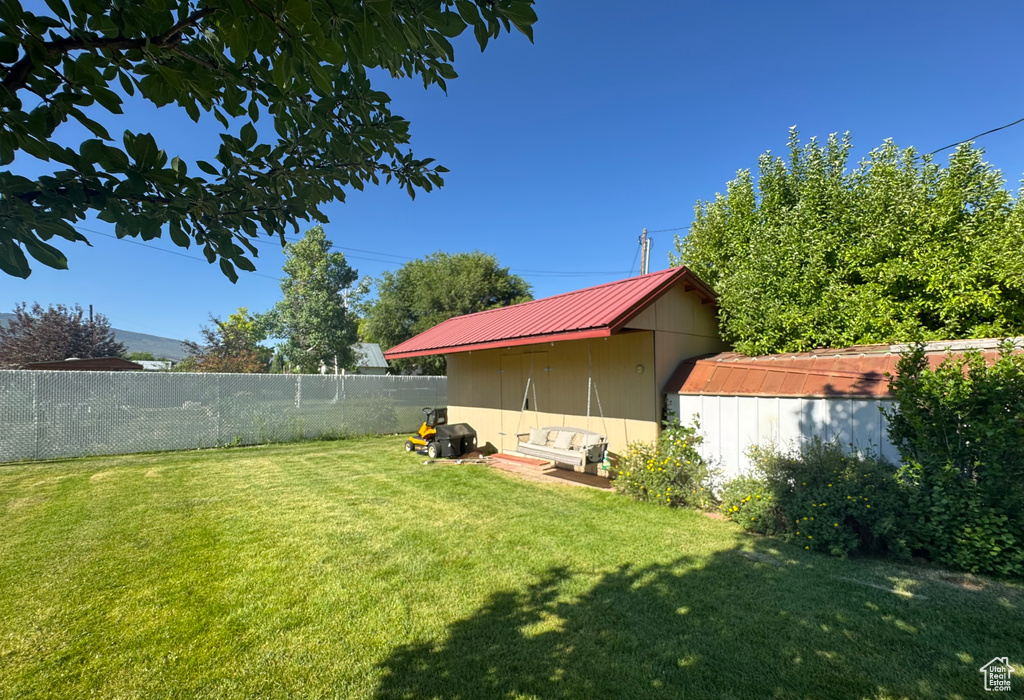 View of yard featuring a shed