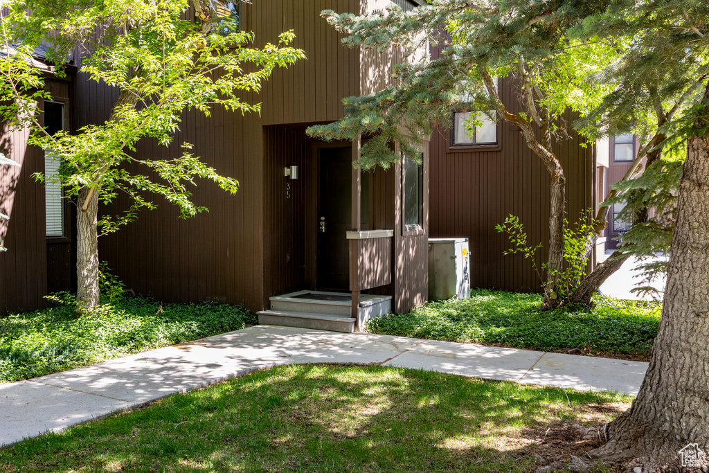 Entrance to property with a yard