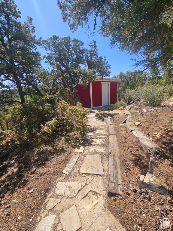 View of yard featuring a storage shed