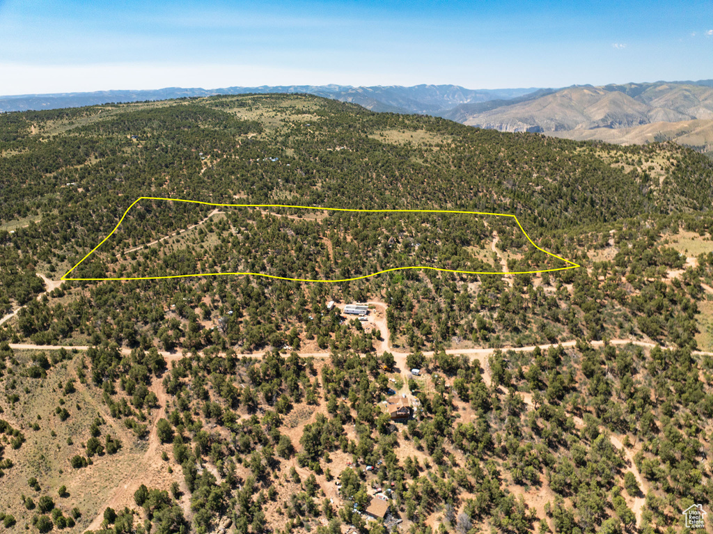 Aerial view of property and surrounding area featuring property boundaries highlighted and mountains