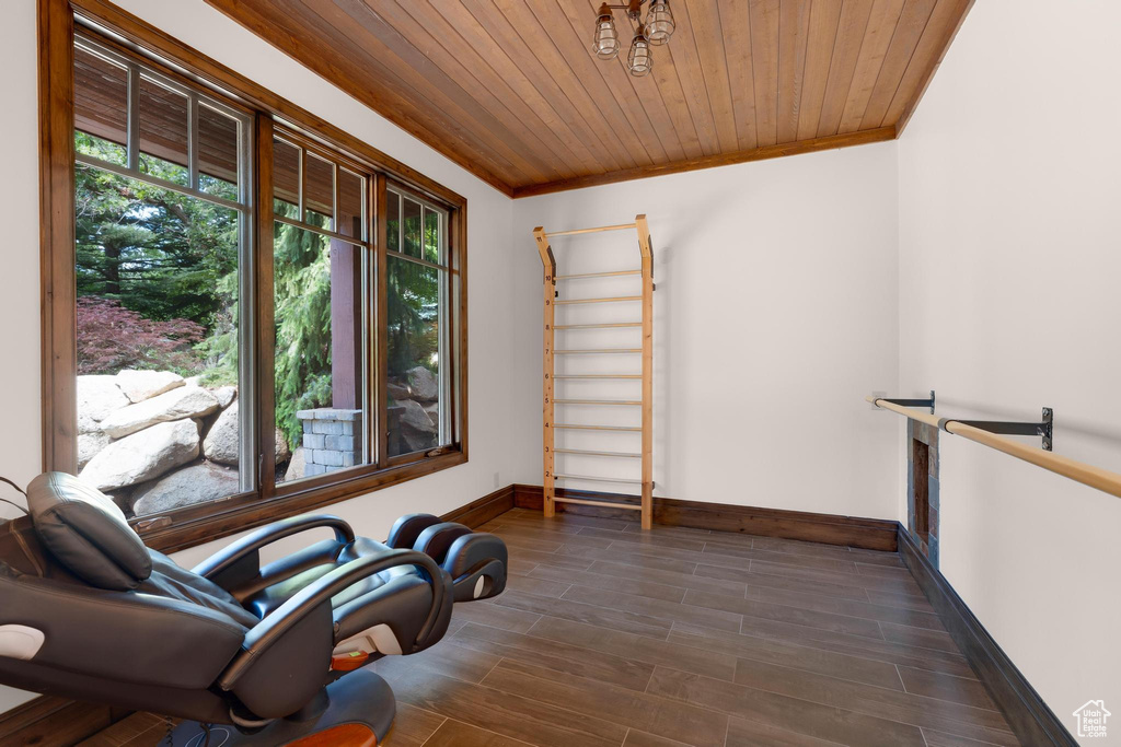 Sitting room with ornamental molding and baseboards