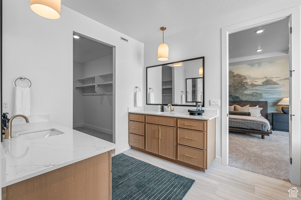 Bathroom with two vanities and ensuite bathroom