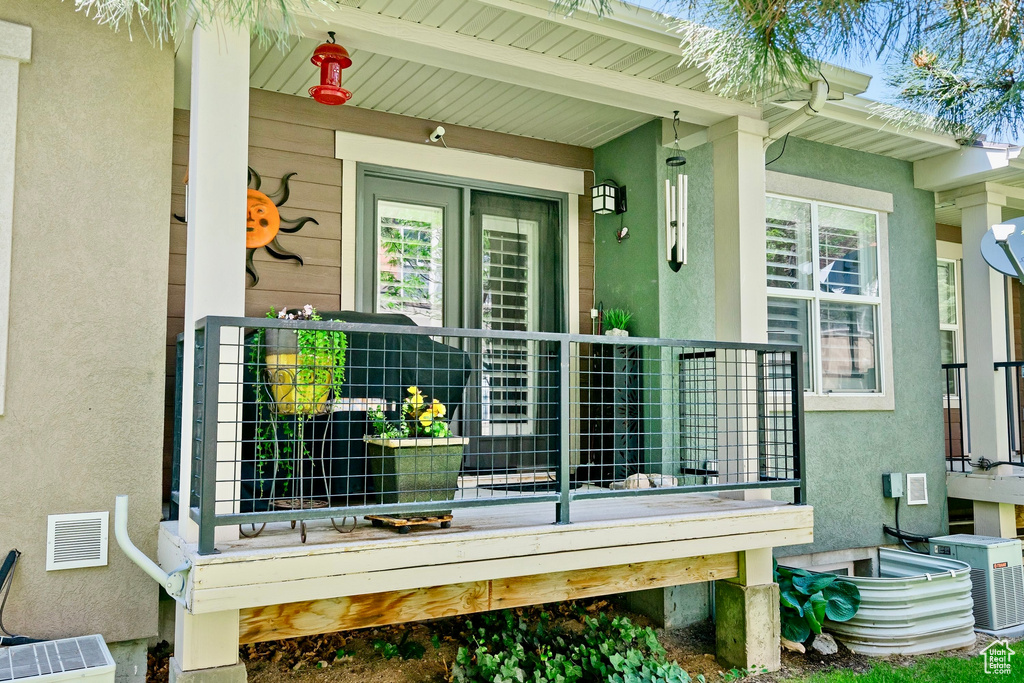 Entrance to property with stucco siding and a porch