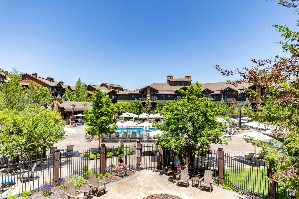 View of property\'s community featuring a residential view