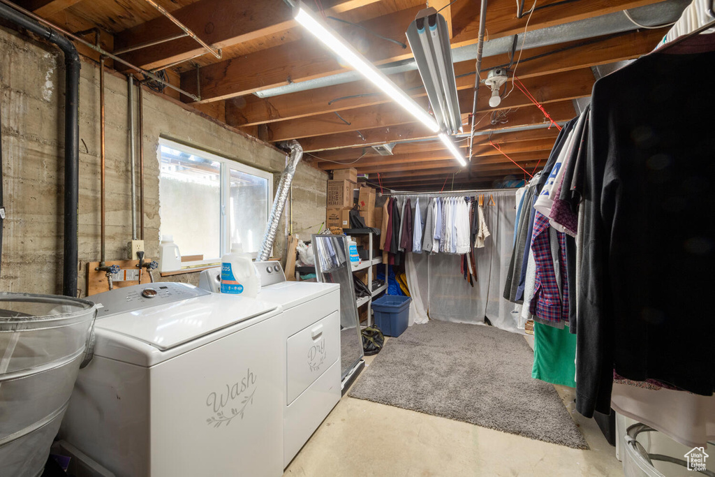 Below grade area featuring washing machine and dryer