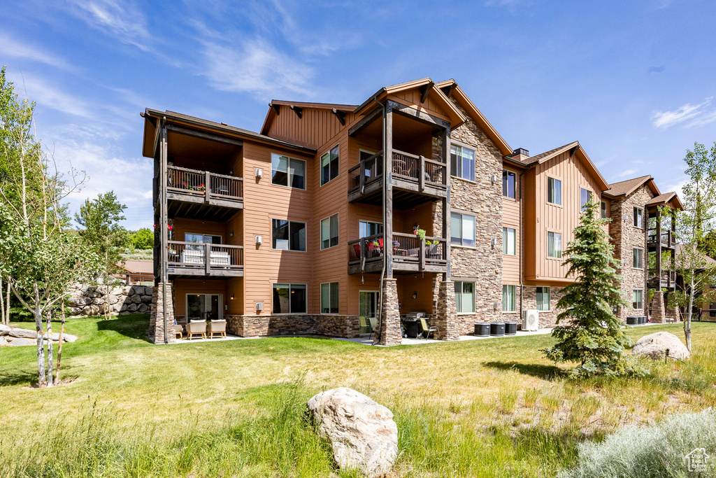 View of apartment building / complex