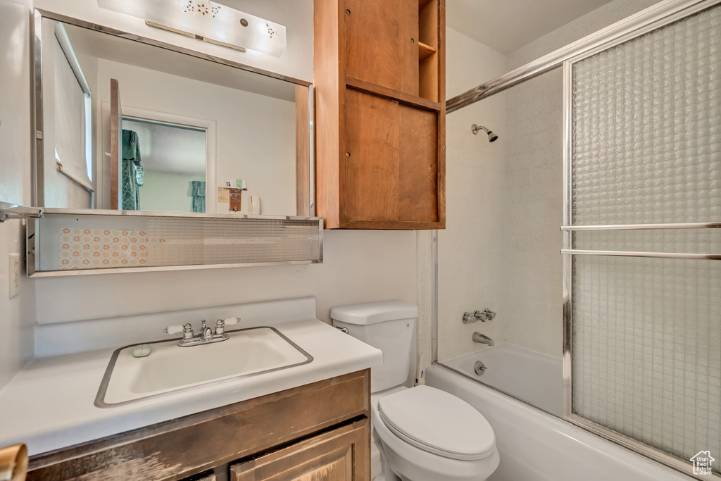 Full bath with bath / shower combo with glass door and vanity