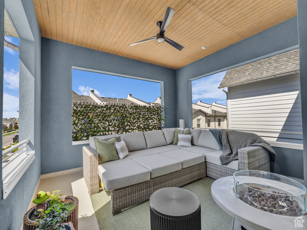 Patio / terrace with outdoor lounge area and a ceiling fan