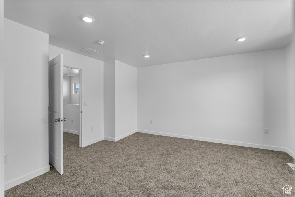 Carpeted spare room with recessed lighting and a smoke detector