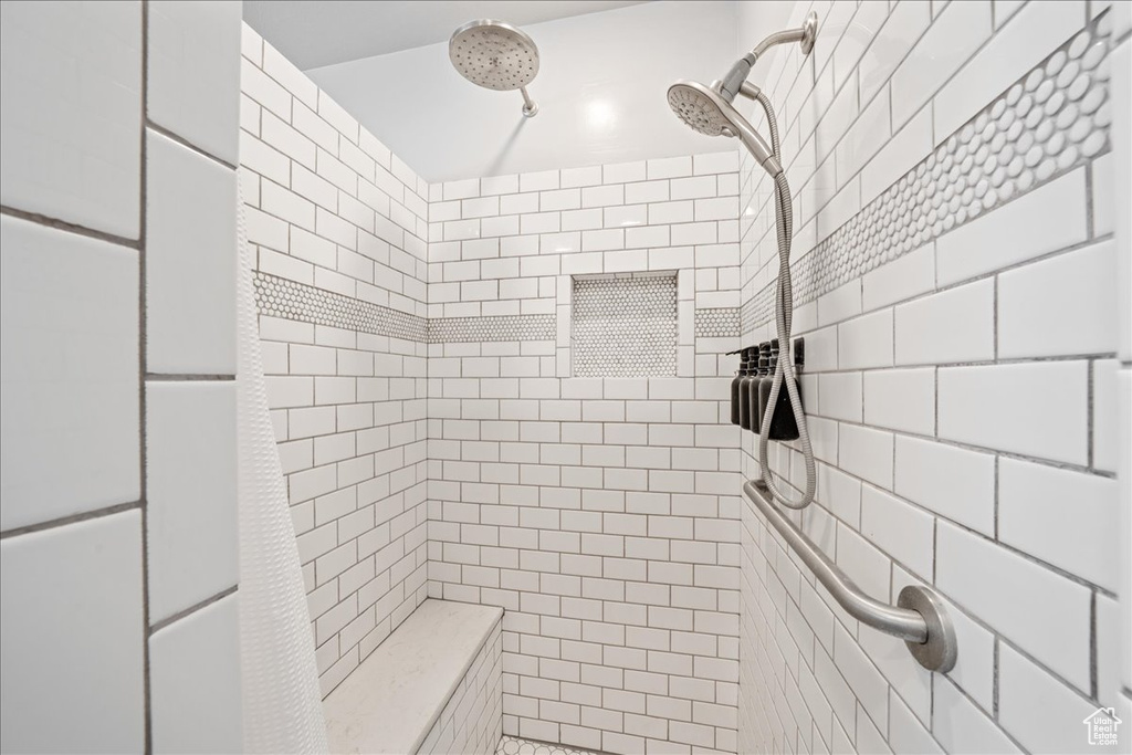 Bathroom featuring a tile shower