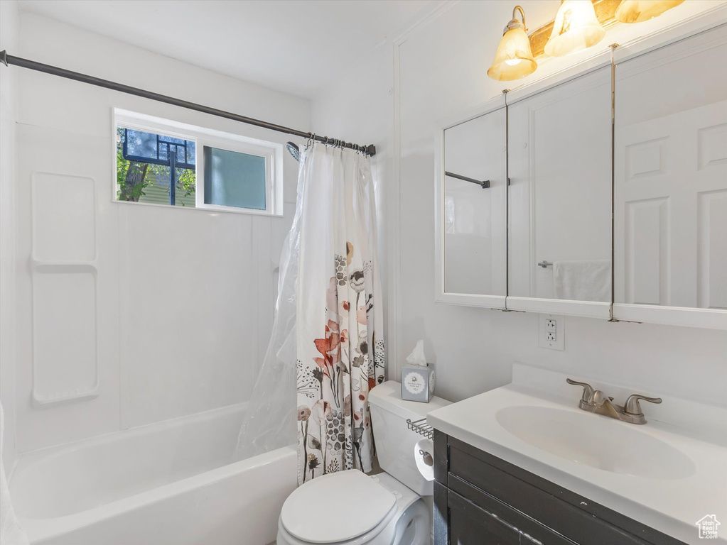 Bathroom with vanity and shower / bathtub combination with curtain