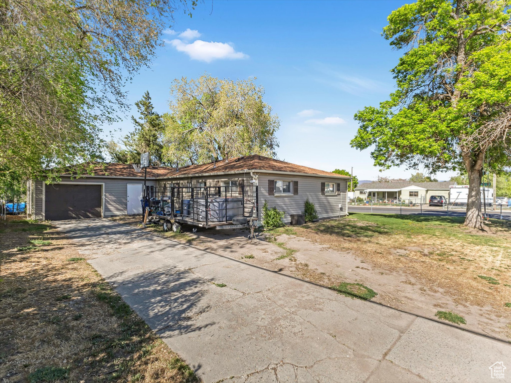 Ranch-style house with dirt driveway