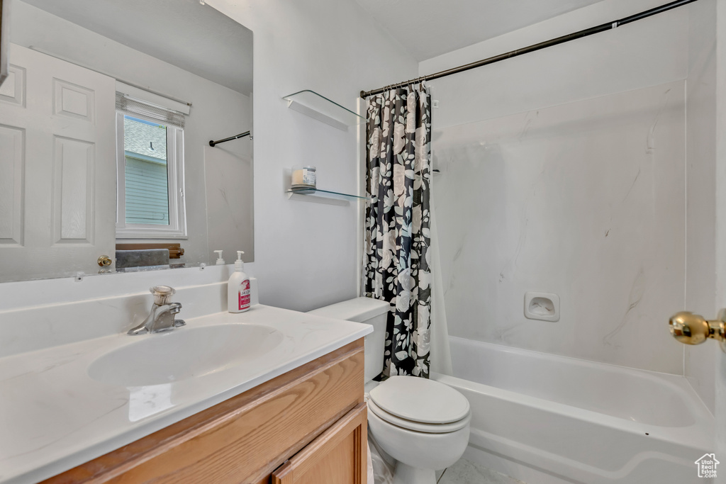 Bathroom with vanity and shower / tub combo