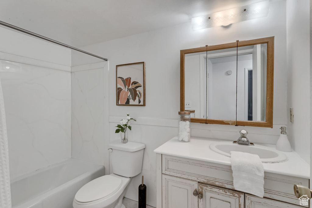 Full bath with vanity and shower / washtub combination