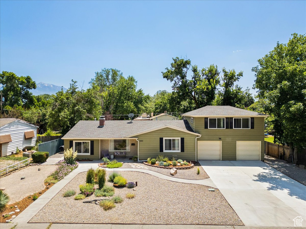 View of front facade with a garage and driveway