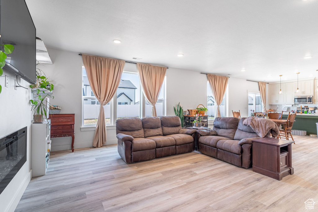2477 W 2900 N Farr West, UT 84404