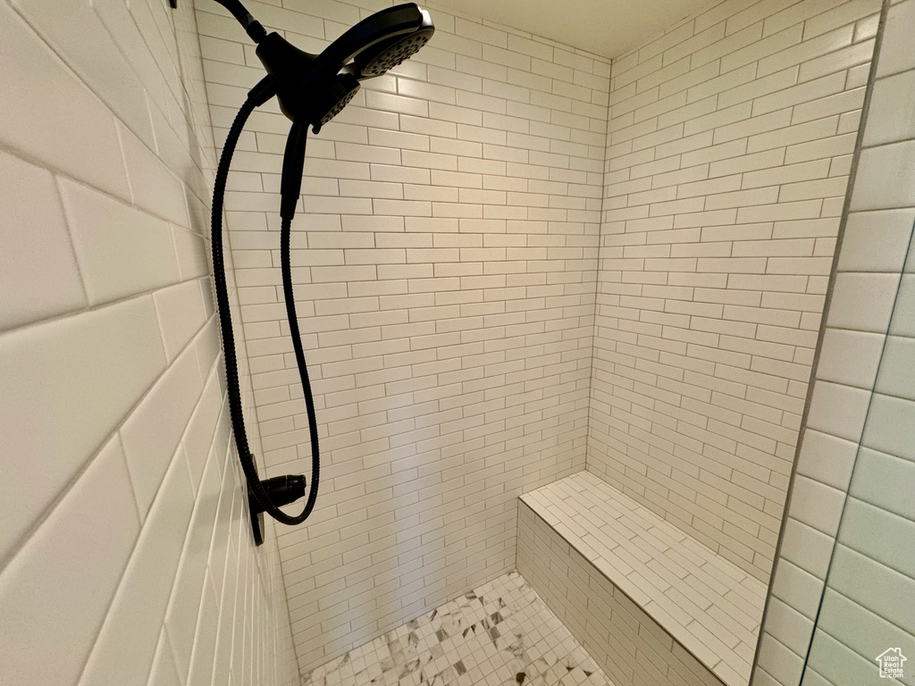 Full bathroom featuring a tile shower