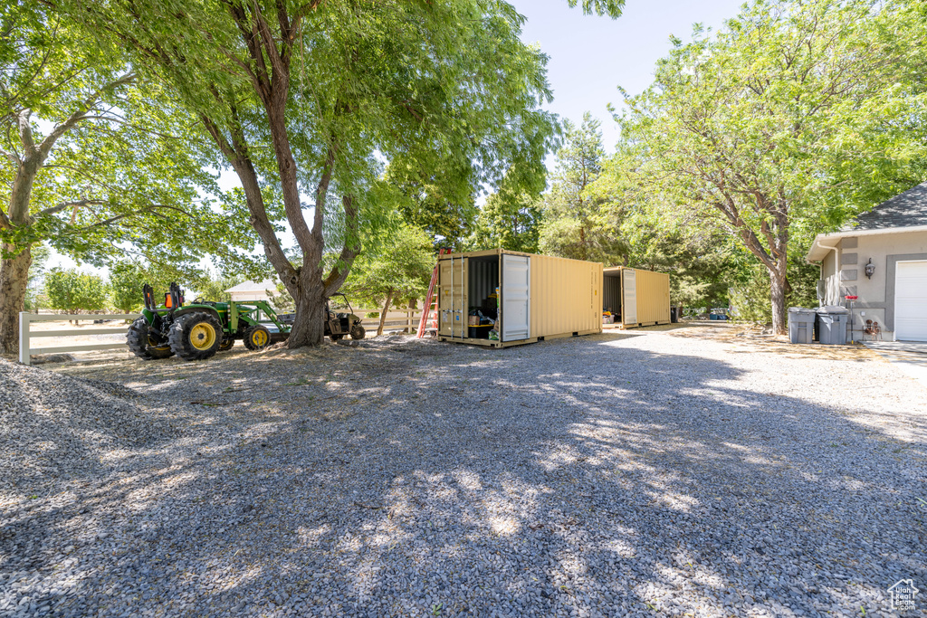 View of yard featuring an outbuilding