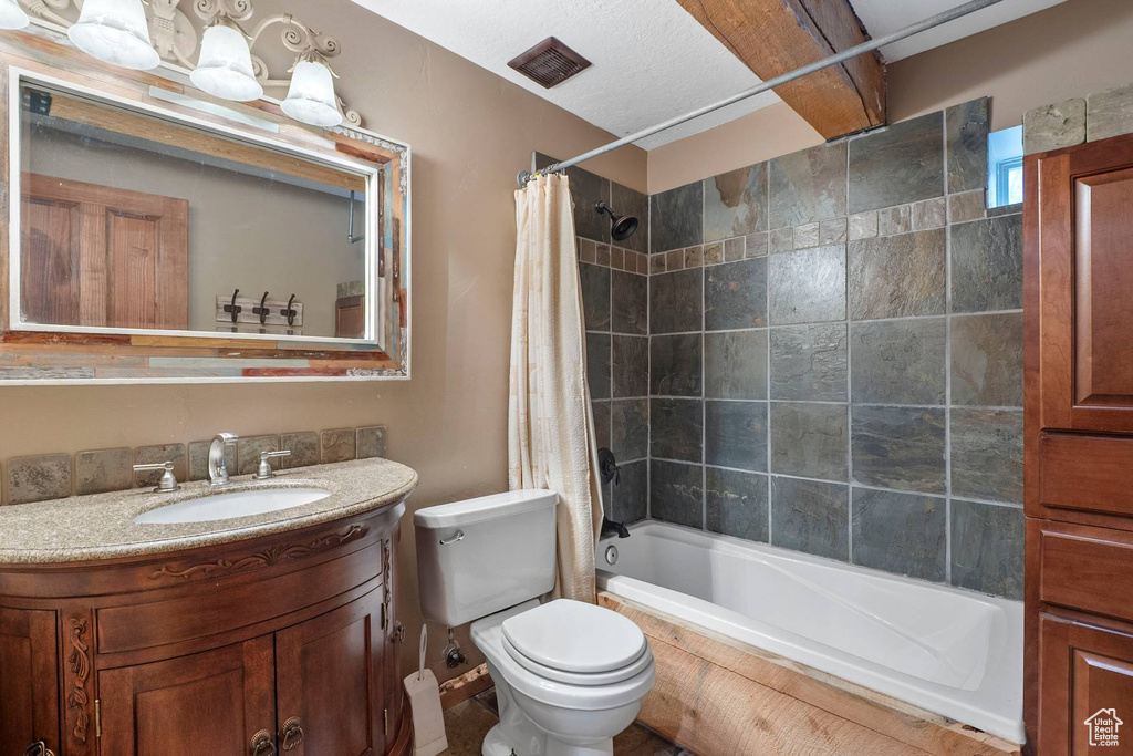Bathroom with tiled shower / bath and vanity