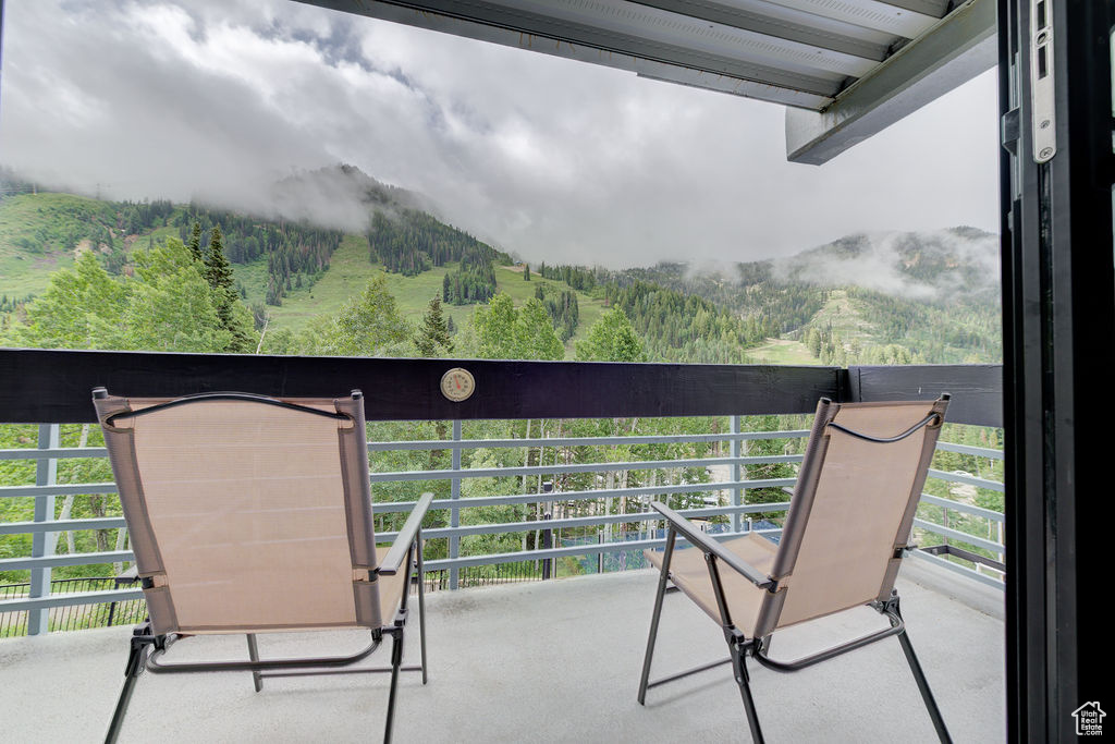 Balcony featuring a mountain view