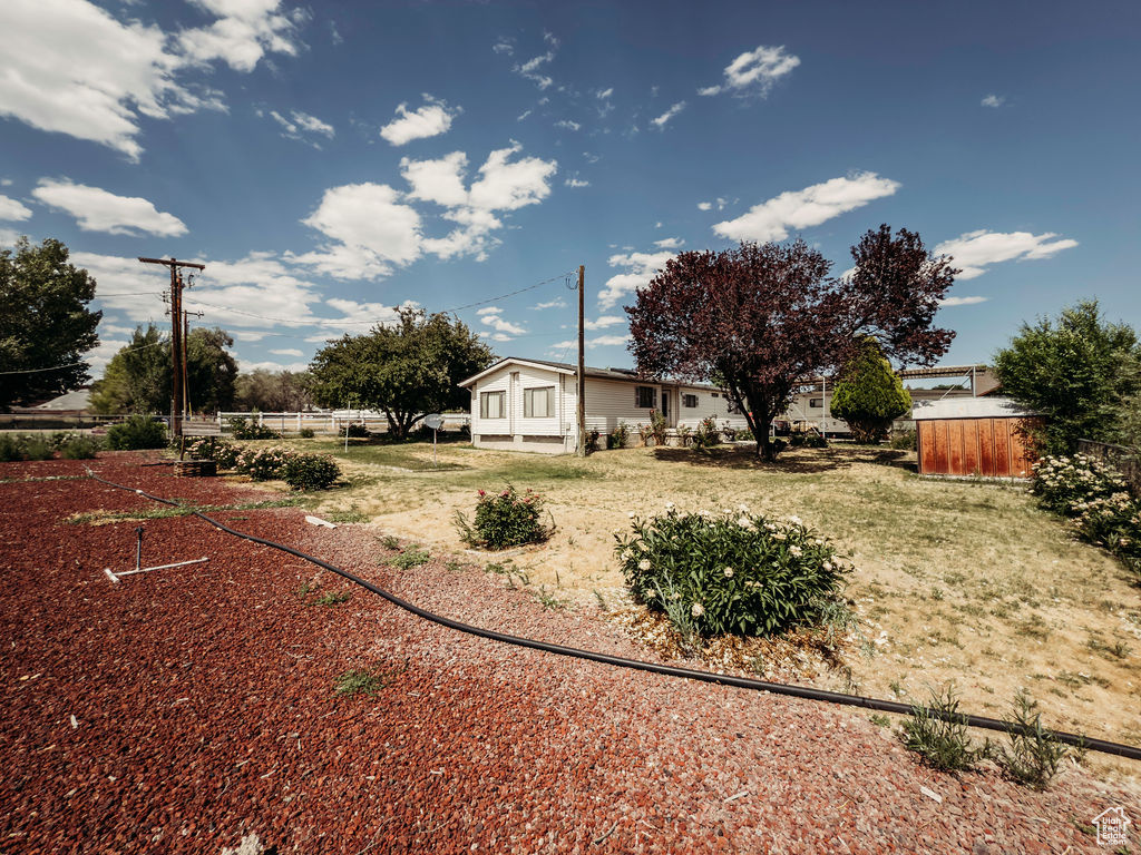 View of yard featuring a shed