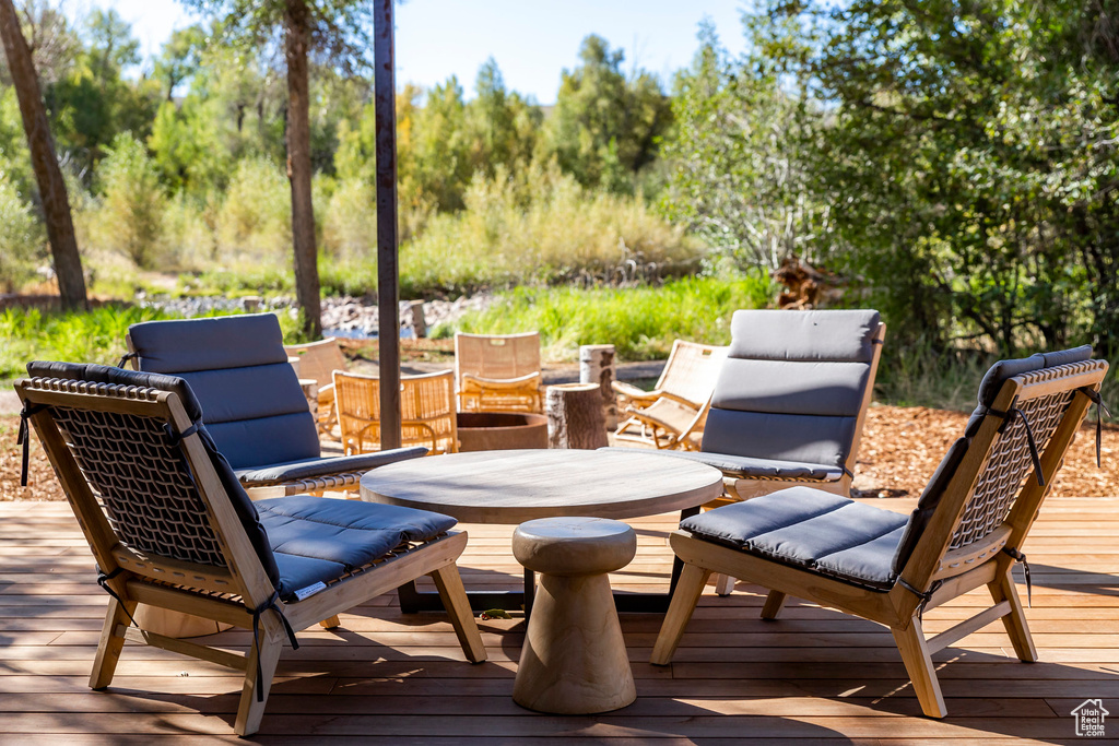 Deck with outdoor dining area