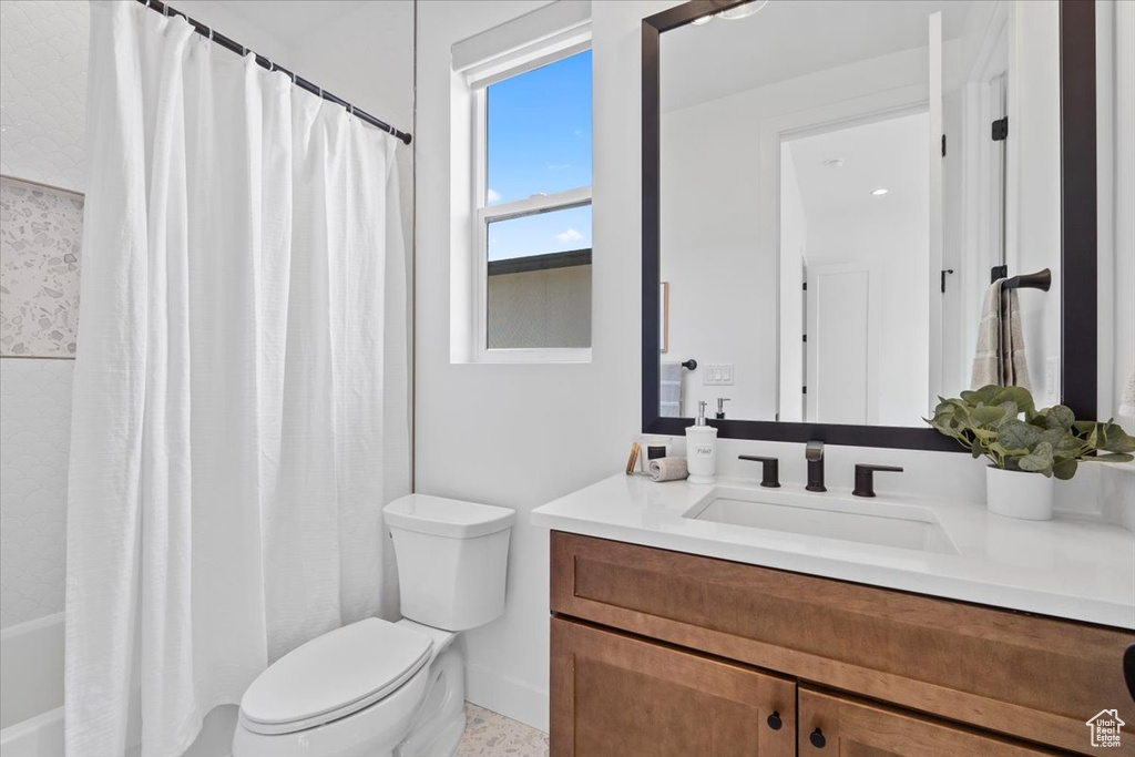 Bathroom with vanity and shower / bathtub combination with curtain