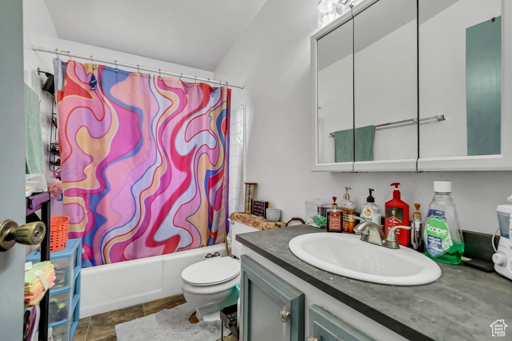 Full bath with vanity and shower / tub combo with curtain