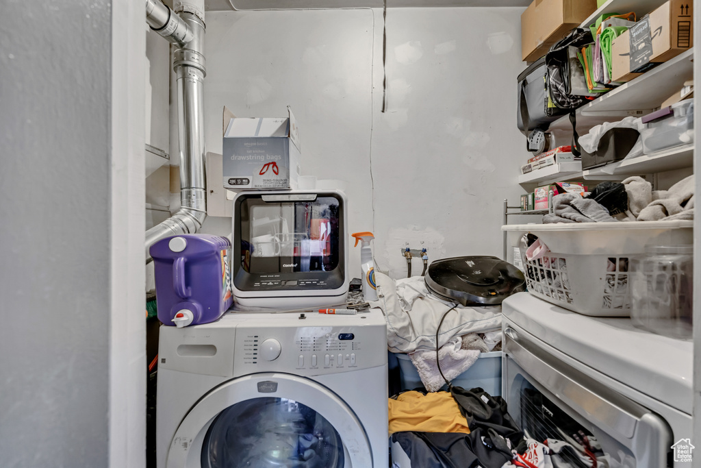 Washroom featuring washer / clothes dryer