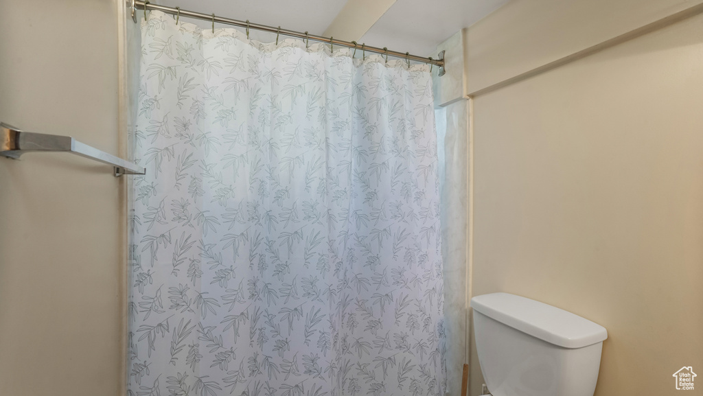 Full bathroom with curtained shower